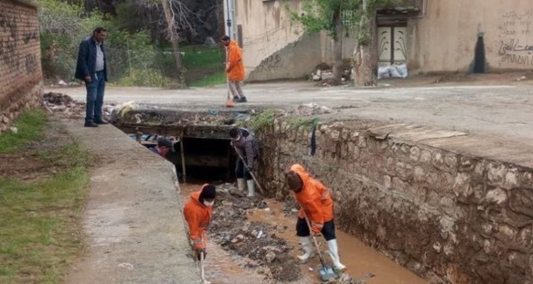 کانال مسیل سیلاب محله راخیر توسط شهرداری پاکسازی شد