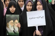 حجاب به معنای منزوی کردن زن نیست
