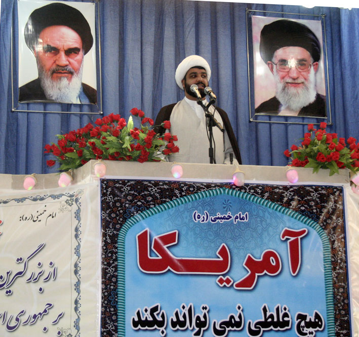 انتظار مردم از دولتمردان انجام وظیفه و اجرای قانون است/ برداشتن تحریم ها نشان دادن یک در باغ سبز و سرابی بیش نیست/ دشمن آرزوی نفوذ در ایران را به گور خواهد برد