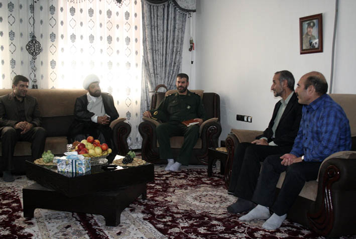 دیدار جمعی از مسئولین با جانباز آزاده حمید رضا بختیاری در هرسین دیدار جمعی از مسئولین با جانباز آزاده حمید رضا بختیاری در هرسین