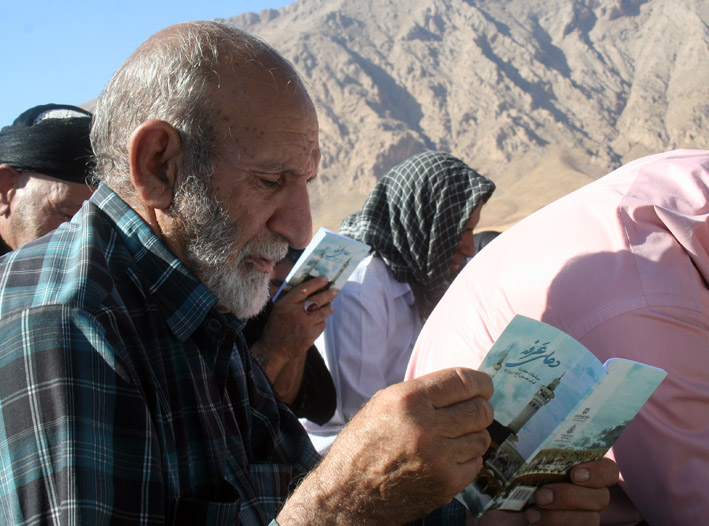 دعای پرفیض عرفه در مزار شهدای گمنام شهرستان هرسین+تصویر