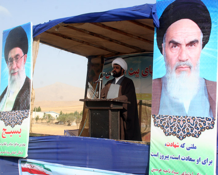 راه حل مقابله با توطئه های دشمن داشتن روحیه انقلابی است 