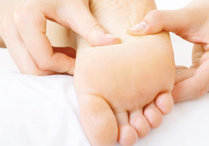 8 فایده بی نظیر ماساژ پاها قبل از خواب 