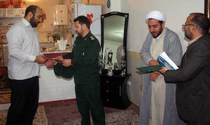 دیدار پرسنل سپاه ناحیه هرسین با خانواده شهید نورعلی پور دیدار پرسنل سپاه ناحیه هرسین با خانواده شهید نورعلی پور