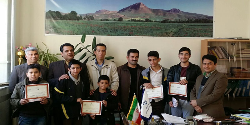 تجلیل از نفرات برتر مسابقات شنای جام دهه فجر در هرسین تجلیل از نفرات برتر مسابقات شنای جام دهه فجر در هرسین