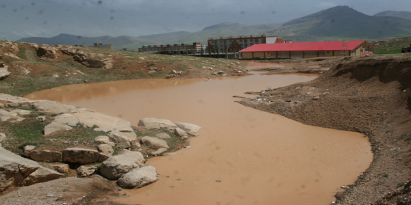 شاهکاری از جنس نبود نظارت در هرسین/ ساخت یک سالن ورزشی در مسیر سیلاب! + تصاویر