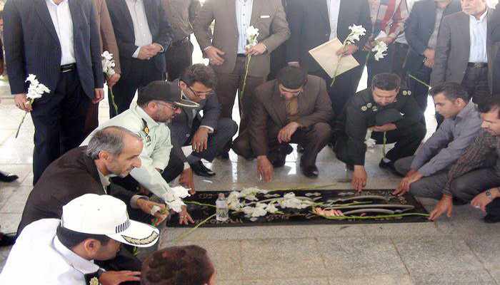 مراسم عطرافشاني و غبارروبی مزار شهداء در هرسین  مراسم عطرافشاني و غبارروبی مزار شهداء در هرسین