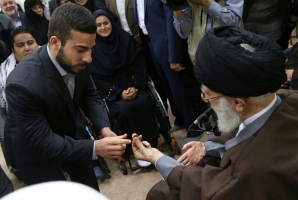 ماجرای انگشتر عقیقی که کیانوش رستمی از رهبر انقلاب هدیه گرفت + عکس