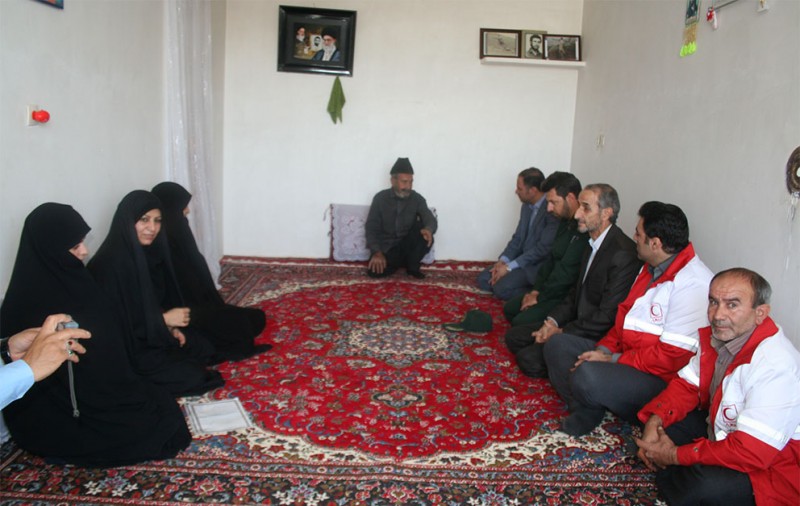 دیدار مسئولین شهرستان با خانوده شهدا در هرسین دیدار مسئولین شهرستان با خانوده شهدا در هرسین
