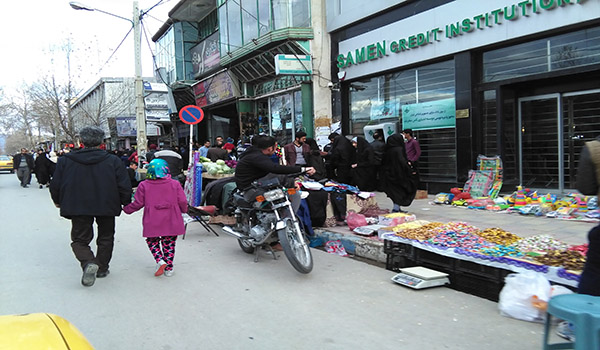 بازار شلوغ و کاسبان ناراضی و مردمی که فقط قیمت می پرسند/ وقتی اجناس با مایه کاری هم فروش نمی روند بازار شلوغ و کاسبان ناراضی و مردمی که فقط قیمت می پرسند/ وقتی اجناس با مایه کاری هم فروش نمی روند