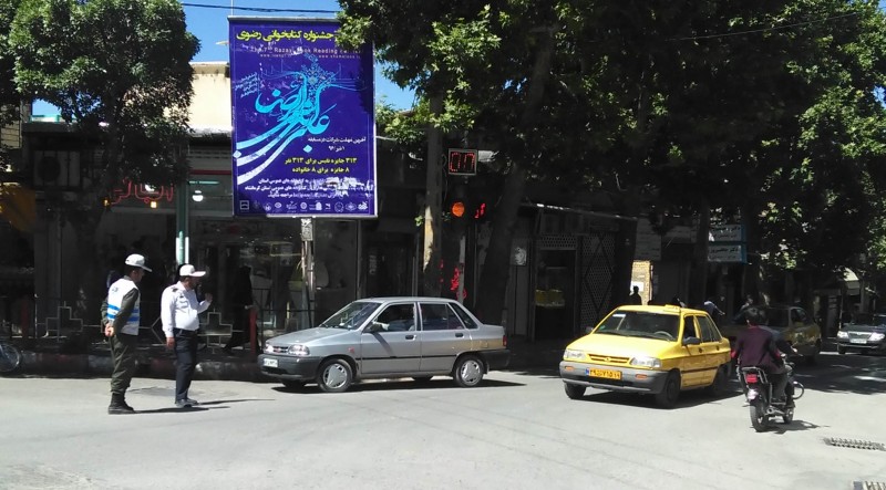 تنها چراغ راهنمای هرسین قرمز نمی شود / راهنمایی و رانندگی شهر را به روش سنتی اداره می کند تنها چراغ راهنمای هرسین قرمز نمی شود / راهنمایی و رانندگی شهر را به روش سنتی اداره می کند