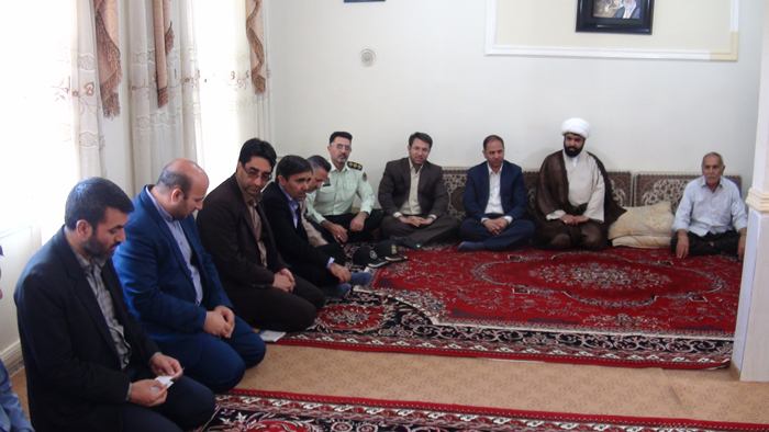 دیدار جمعي از مسئولين با خانواده هاي معظم شهدا در هرسین+تصویر