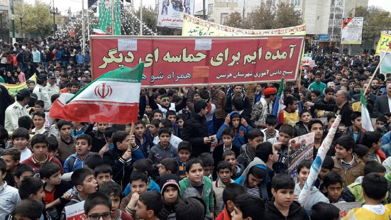 مراسم راهپیمائی ۱۳ آبان در هرسین برگزار شد/اعلام انزجار از شیطان بزرگ با طنین فریادهای "مرگ بر آمریکا" 