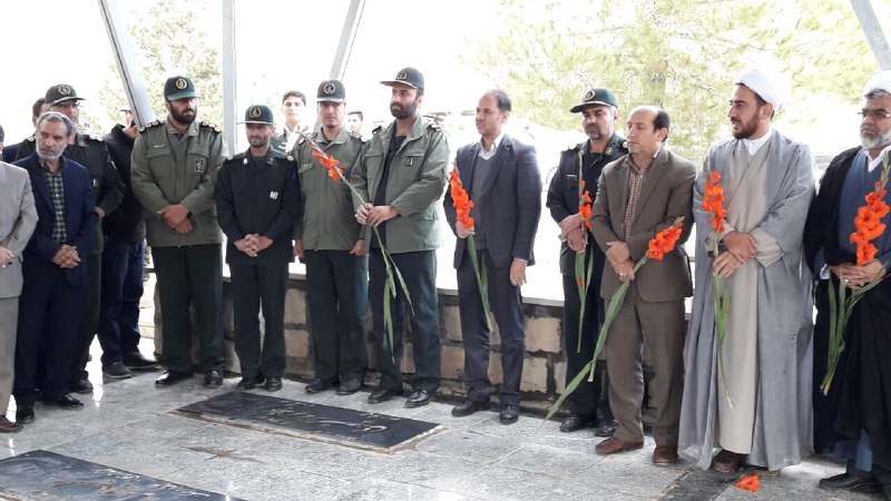 آیین گلباران مزار شهدا به مناسبت هفته بسیج در هرسین انجام شد آیین گلباران مزار شهدا به مناسبت هفته بسیج در هرسین انجام شد