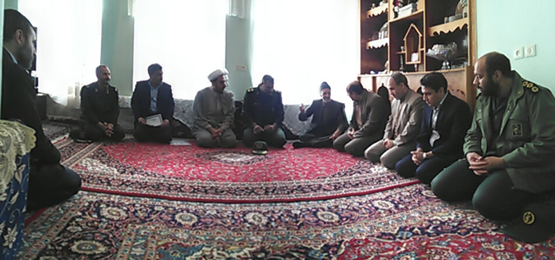 دیدار با خانواده معظم شهدا در هرسین+ تصویر