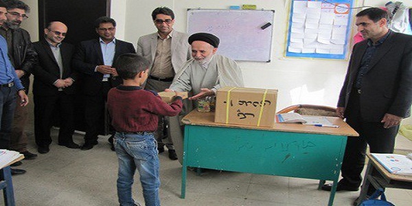 توزیع 400بسته لوازم التحریر بین دانش آموزان روستایی بخش بیستون
