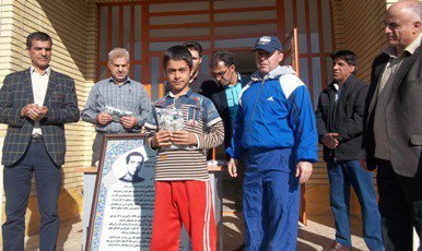 مساعدت مالی خانواده خیر مدرسه ساز به دبستان مهندس امیر احمدی بیستون 