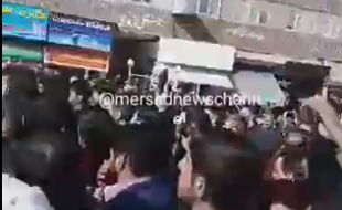 شعار مرگ بر "آزادی" جمعی از سپرده گذاران موسسات مالی غیر مجاز در کرمانشاه 