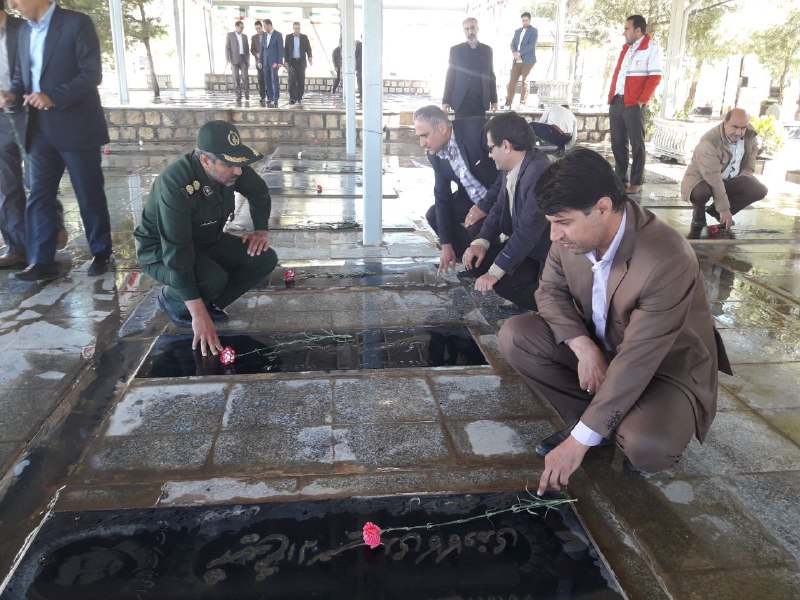 مراسم غبار روبی مزار شهدا به مناسبت فرا رسیدن  روز بزرگداشت شهدا در هرسین+تصویر