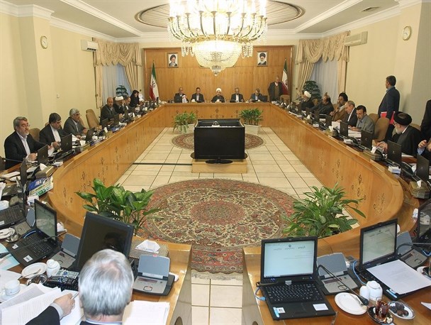 مصوبه خلاف قانون هیئت وزیران در مورد حقوق کارمندان/ ورود هیئت تطبیق قوانین به مصوبه جنجالی دولت