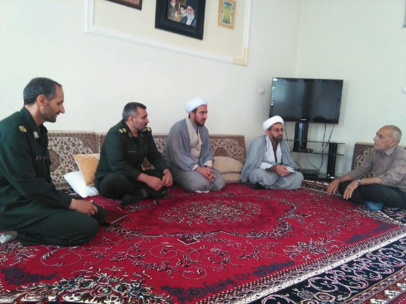 دیدار با خانواده معظم شهید فرزاد زارعی در هرسین/ سرهنگ محمدی:  حامل سلام گرم سردار ریحانی فرمانده سپاه حضرت نبی اکرم(ص) استان کرمانشاه هستیم