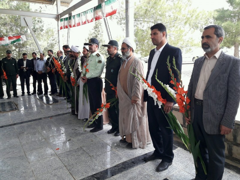  مراسم عطرافشانی و غبار روبی مزار شهدای هرسین برگزار شد