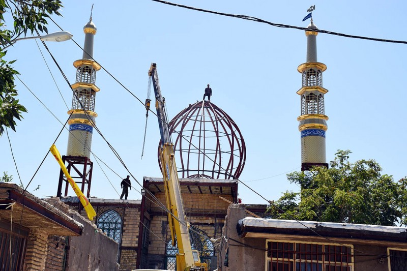 نصب اسکلت گنبد  حرم مطهر امامزادگان احمد و محمود(ع)(باولین) 