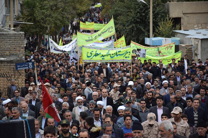 خروش مردم دارالمومنین هرسین در راهپیمایی یوم الله 13 آبان /پرچم آمریکا و اسرائیل به آتش کشیده شد+ تصاویر