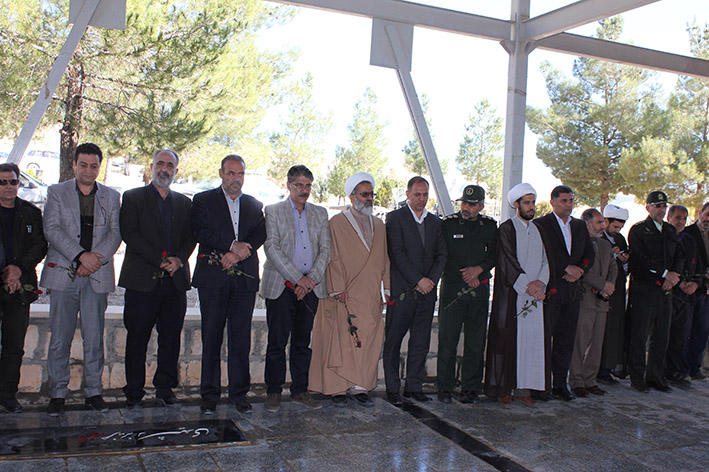 مراسم غبارروبی و عطر افشانی مزار شهدا در هرسین مراسم غبارروبی و عطر افشانی مزار شهدا در هرسین