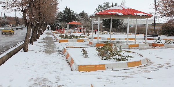 بارش برف هرسین را سفید پوش کرد/ مدارس نوبت صبح و ظهر تعطیل شد