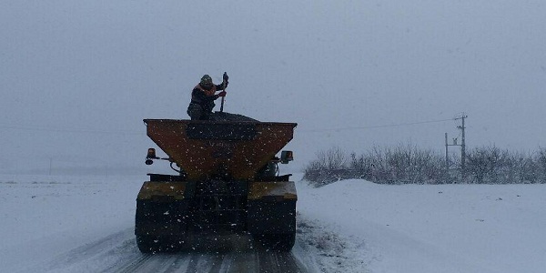 15دستگاه ماشین آلات برف روبی و نمک پاشی مشغول بازگشایی محورها هستند/ تردد در محورهای مواصلاتی بدون زنجیر چرخ  امکان پذیر است