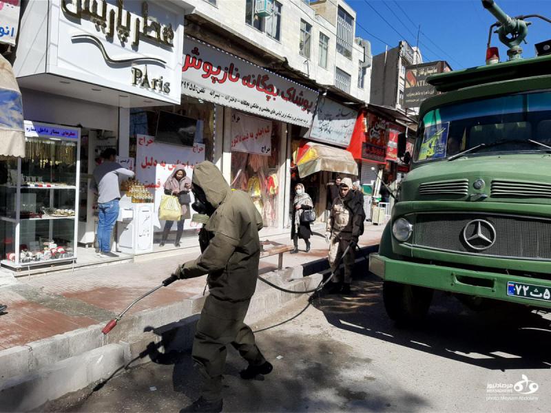 گندزدایی از اماکن شهر کرمانشاه توسط نیروهای سپاه و شهرداری