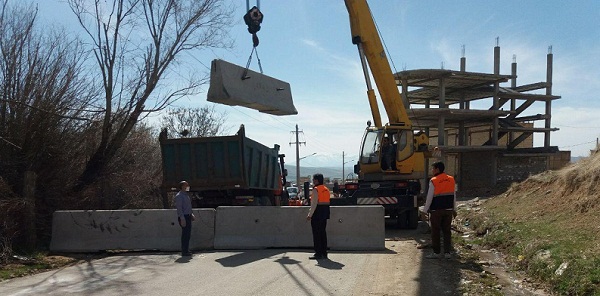 راههای ورودی و خروجی هرسین مسدود شد. 
