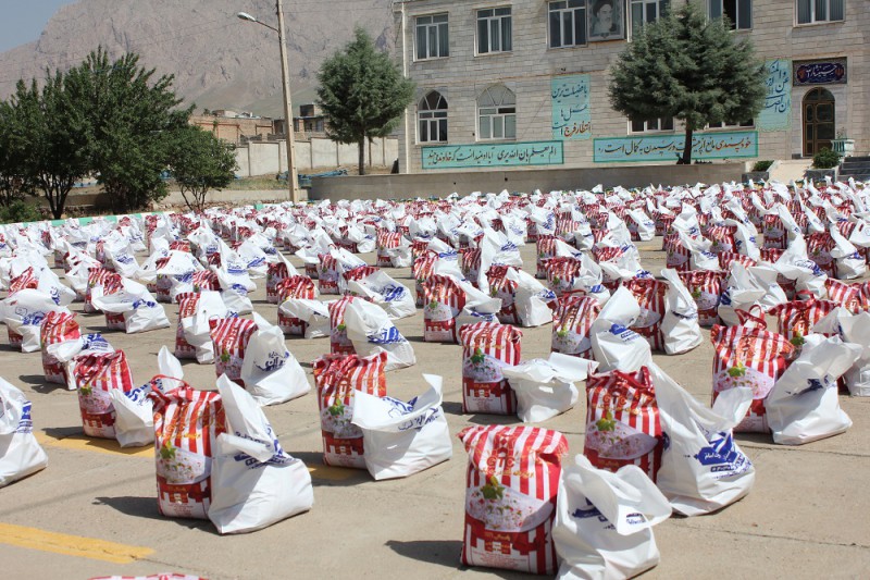 سومین مرحله از رزمایش کمک مومنانه با توزیع 1200بسته غذایی در هرسین