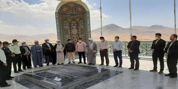 غبارروبی و عطر افشانی مزار شهدای گمنام هرسین