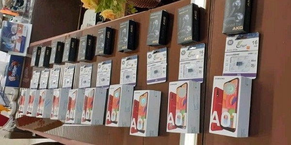 اهدا ۱۰گوشی تلفن همراه توسط حامی گرانقدر به دانش آموزان تحت حمایت در هرسین