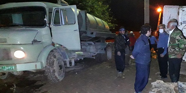 استقرار  دستگاه لجن کش توسط سپاه حضرت نبی اکرم(ص) استان در روستای سیل زده کهریز/ حضور 50نفر بسیجی در پاکسازی منازل آسیب دیده