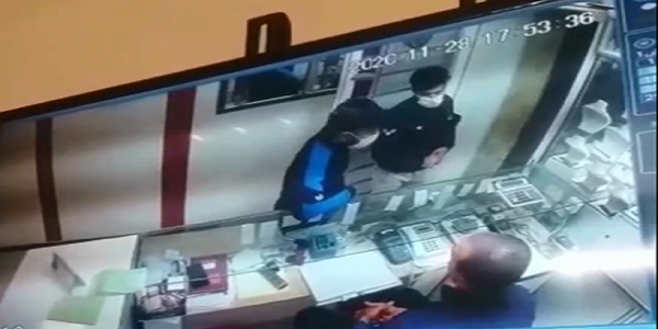 کش رو زنی از یک طلا فروشی در هرسین. 