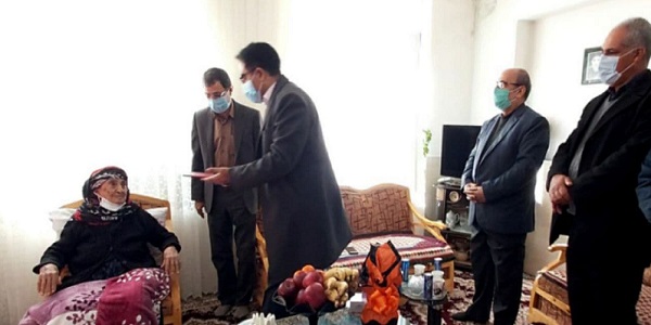 تقدیر از بانوی پیشکسوت صنعت گلیم شهرستان هرسین تقدیر از بانوی پیشکسوت صنعت گلیم شهرستان هرسین