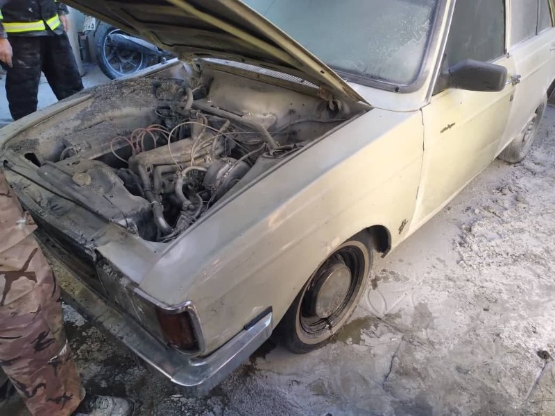 حریق یک دستگاه پیکان سواری و اطفاء آن توسط آتشنشانان