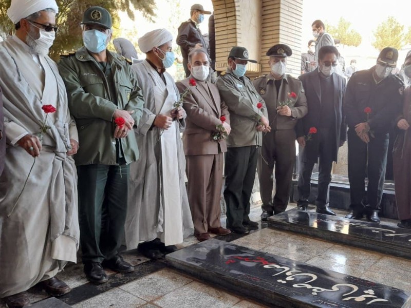 مزار شهدای هرسین غبارروبی و عطر افشانی شد مزار شهدای هرسین غبارروبی و عطر افشانی شد