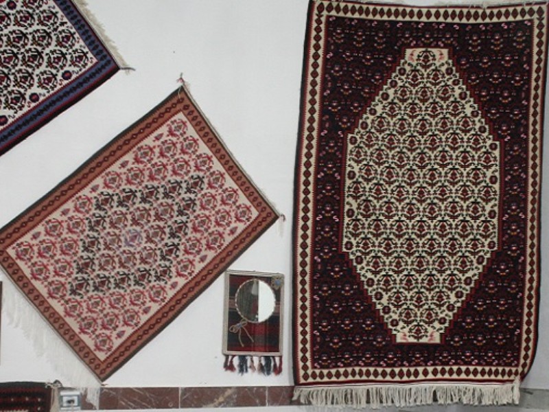 10کارگاه گلیم و فرش هرسین افراد شاغل خود را بیمه کردند