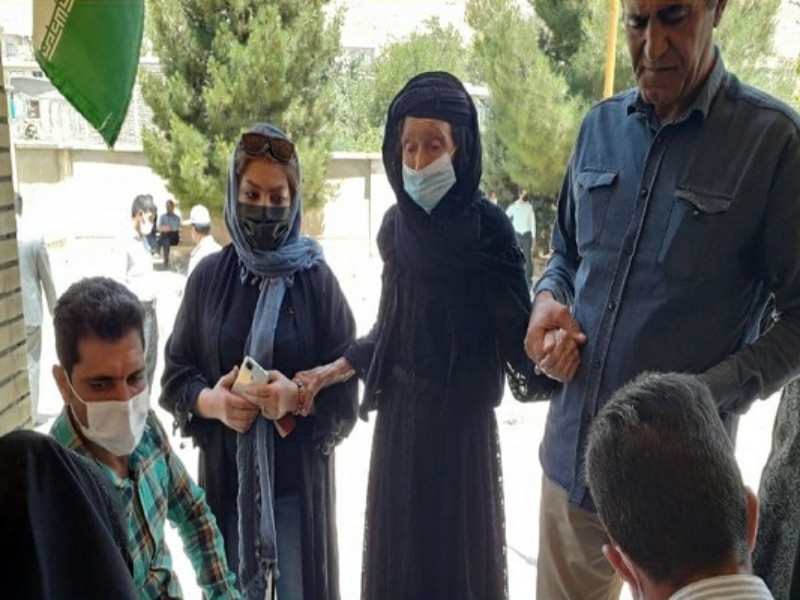 حضور بانوی ۱۱۰ ساله هرسینی در پای صندوق رای حضور بانوی ۱۱۰ ساله هرسینی در پای صندوق رای