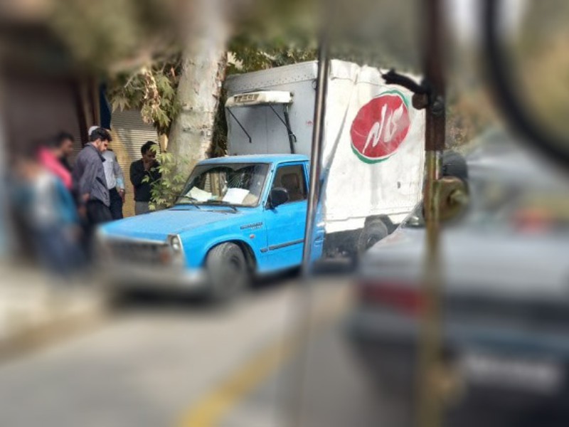 برخورد عجیب خودروی نیسان با درخت پیاده رو در هرسین