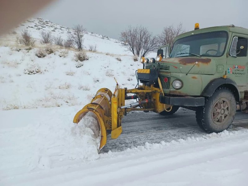 انسداد راه های روستایی در پی بارش برف در هرسین/ مسیرهای اصلی بازگشایی شده و تردد جریان دارد