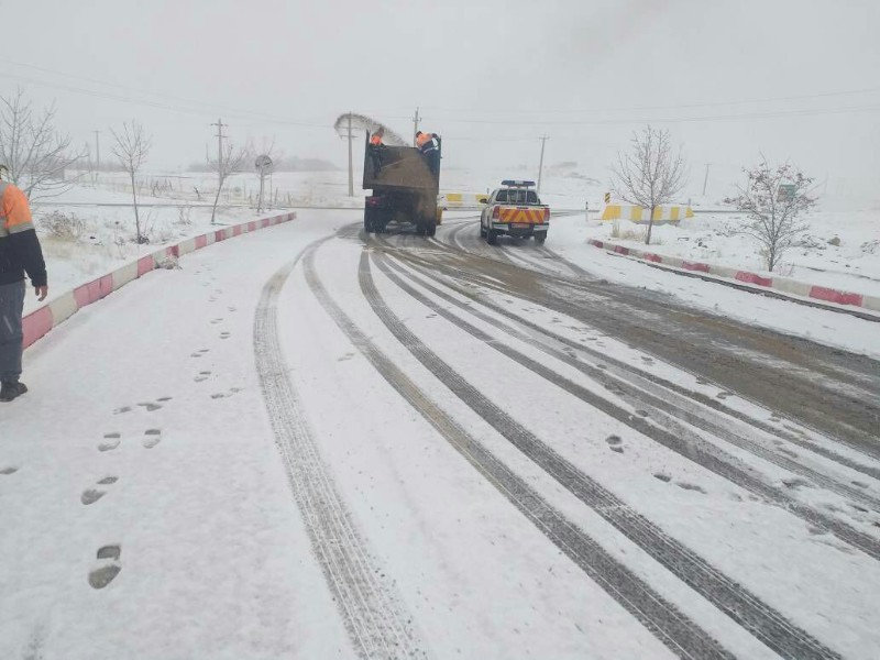 تمام مسیر های اصلی و فرعی در هرسین باز است/ در محور هرسین به نورآباد تردد  به سختی جریان دارد