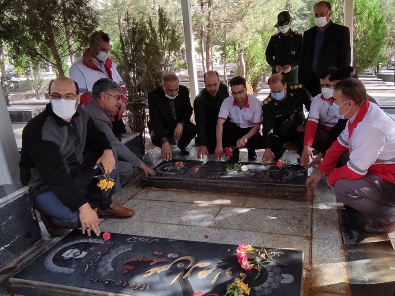 مزار شهدای هرسین با حضور مسئولین غبارروبی شد