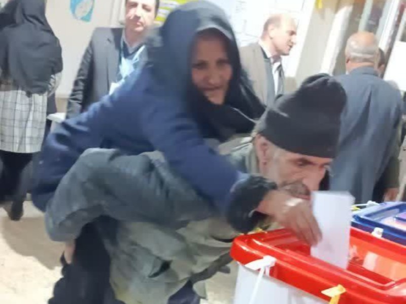 حضور پرشور مردم هرسین در پای صندوق های رای حضور پرشور مردم هرسین در پای صندوق های رای