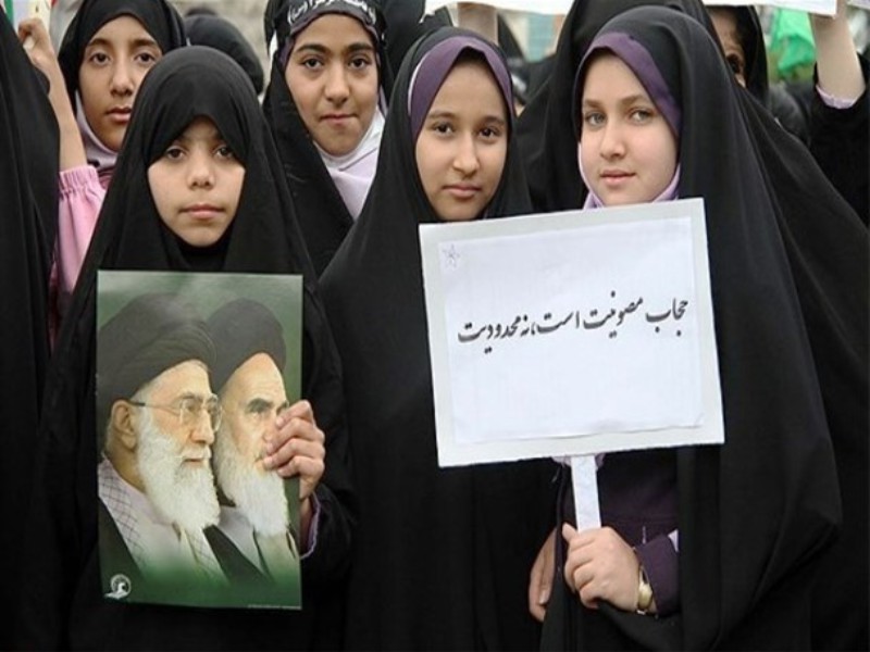 حجاب به معنای منزوی کردن زن نیست حجاب به معنای منزوی کردن زن نیست