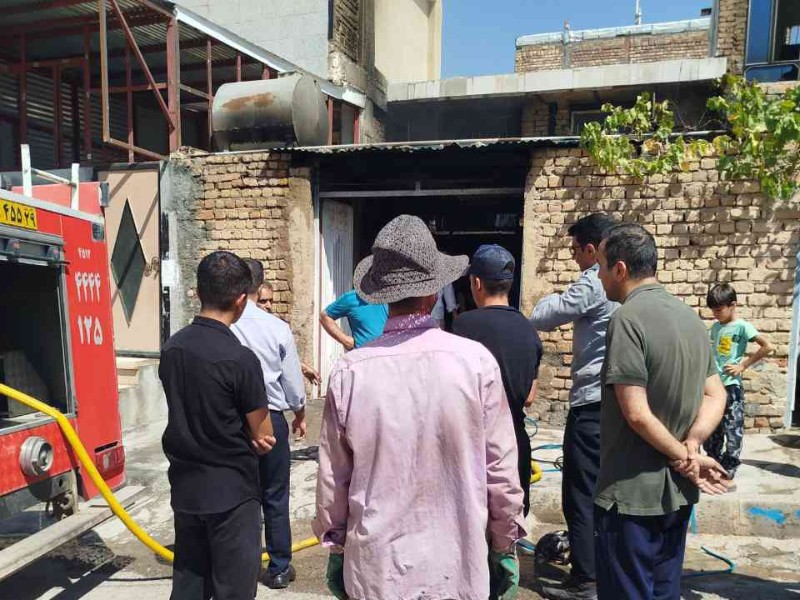 آتش سوزی یک منزل مسکونی در شهرک شمالی هرسین آتش سوزی یک منزل مسکونی در شهرک شمالی هرسین
